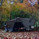 秋キャンプで野営するキャンパー
