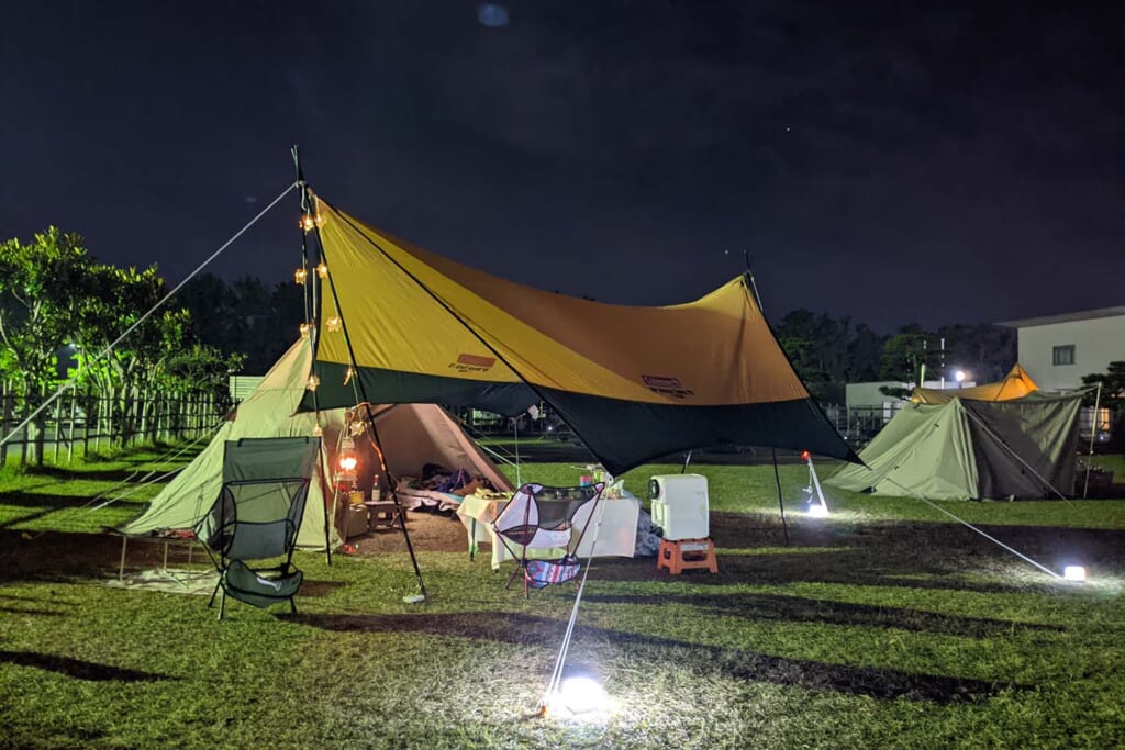 夜のキャンプサイト