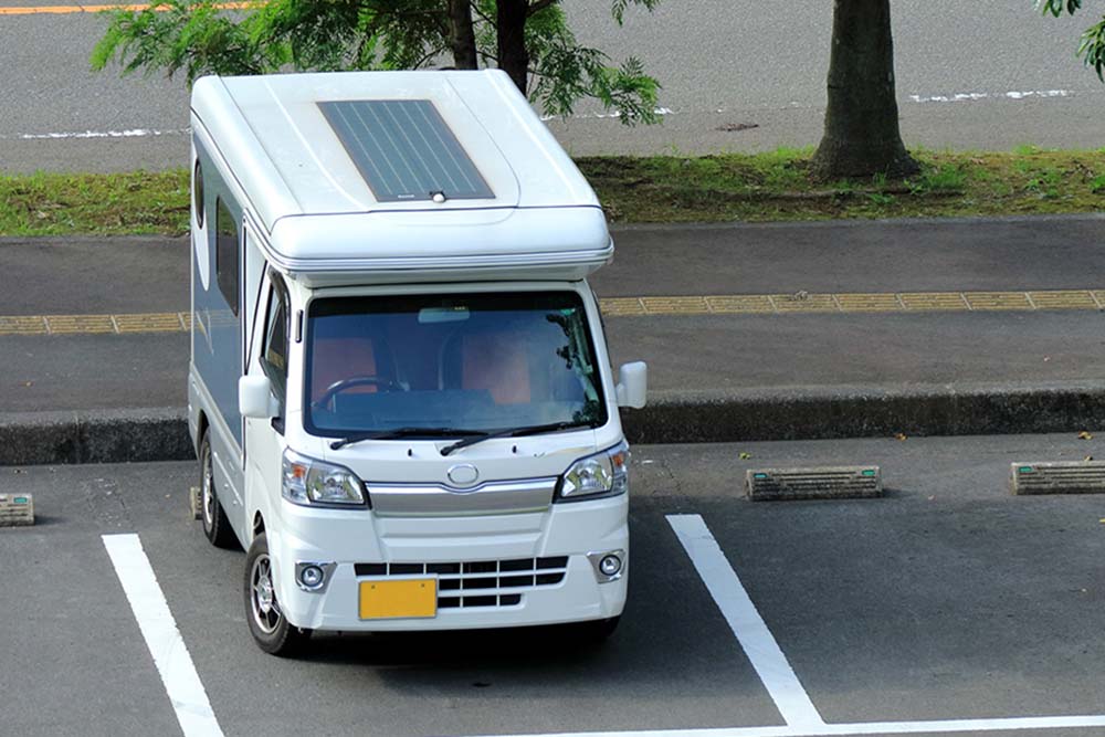 駐車場に駐めた軽キャンパー