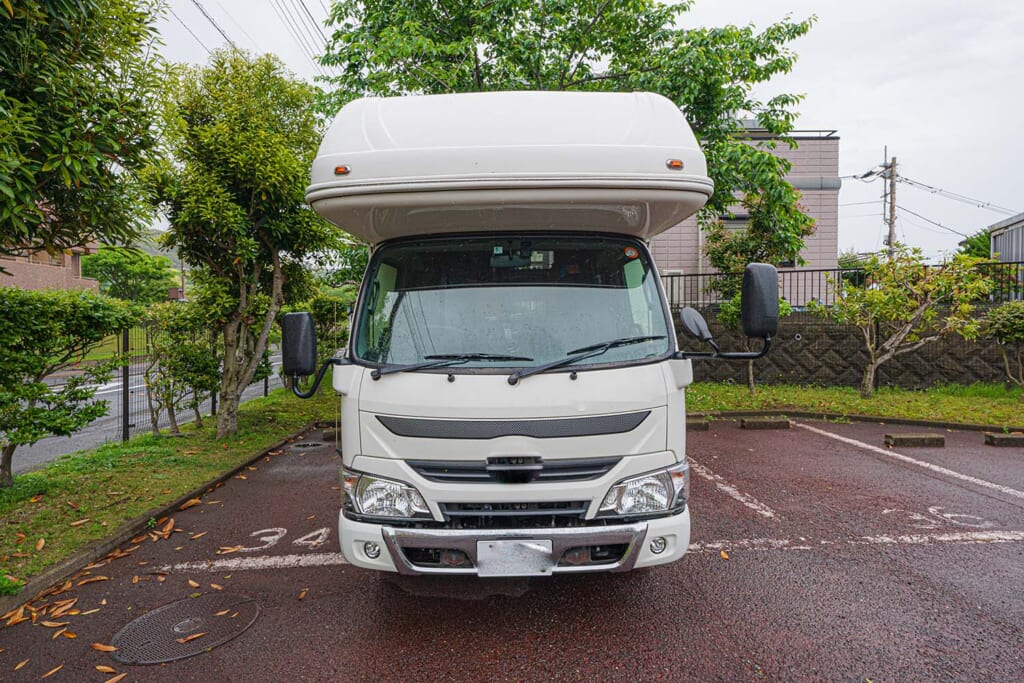 駐車場に駐めたキャンピングカー