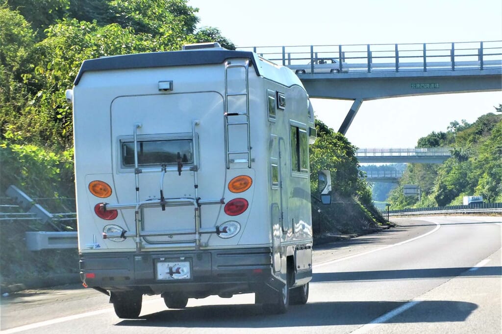 高層道路を走るキャンピングカー