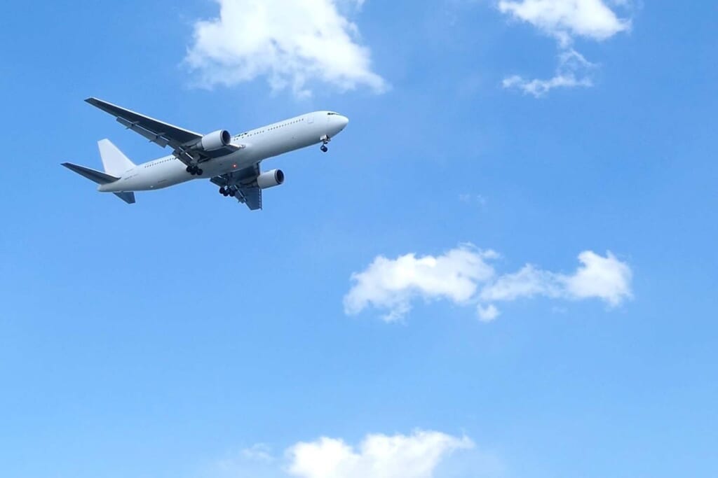 空を飛ぶ航空機