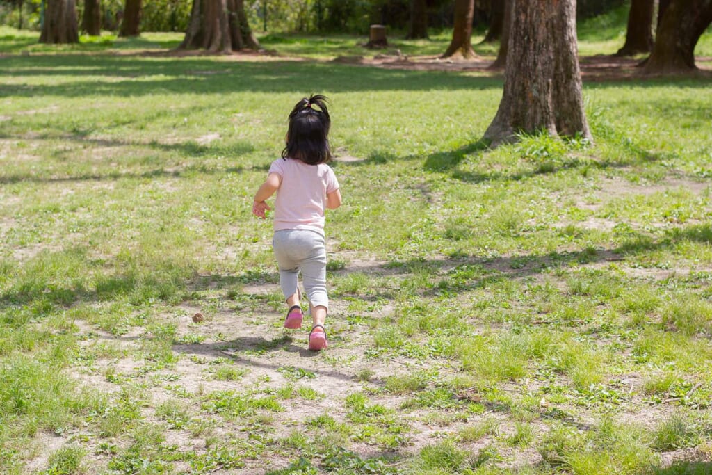 キャンプ場で遊ぶ女の子