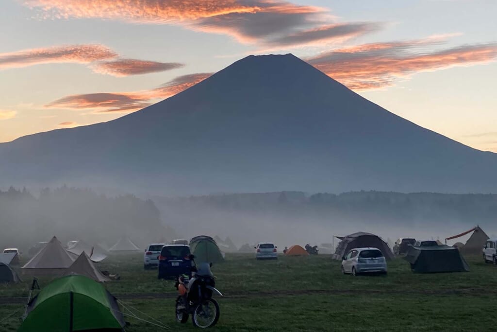 朝霧に濡れたキャンプ場