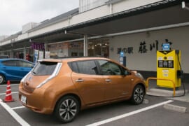 道の駅で急速充電するリーフ