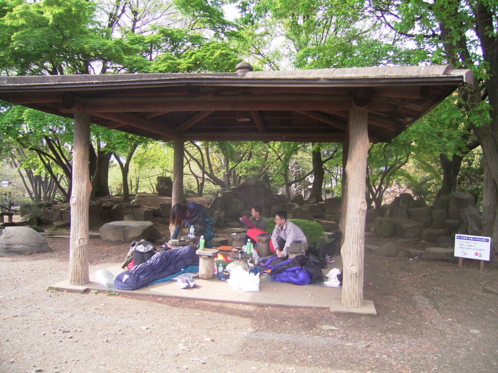 野宿者でにぎわう東屋