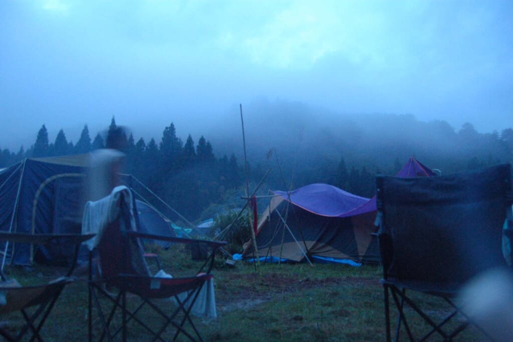 雨のキャンプ場