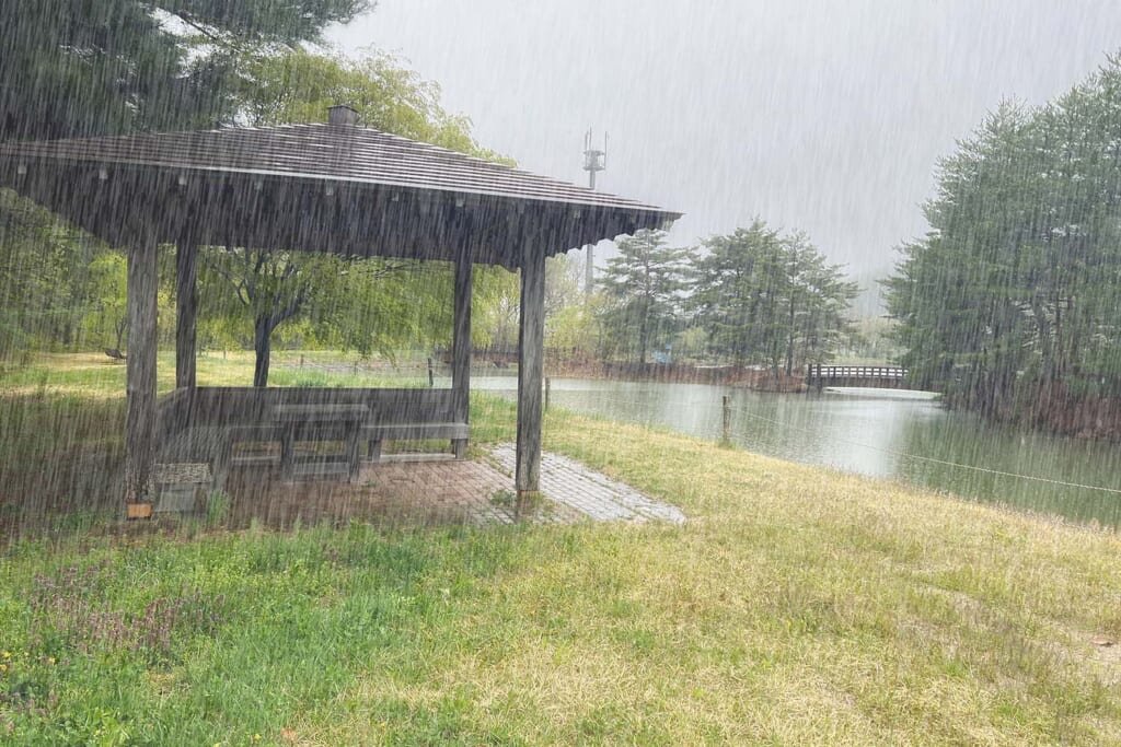 雨宿りできる東屋