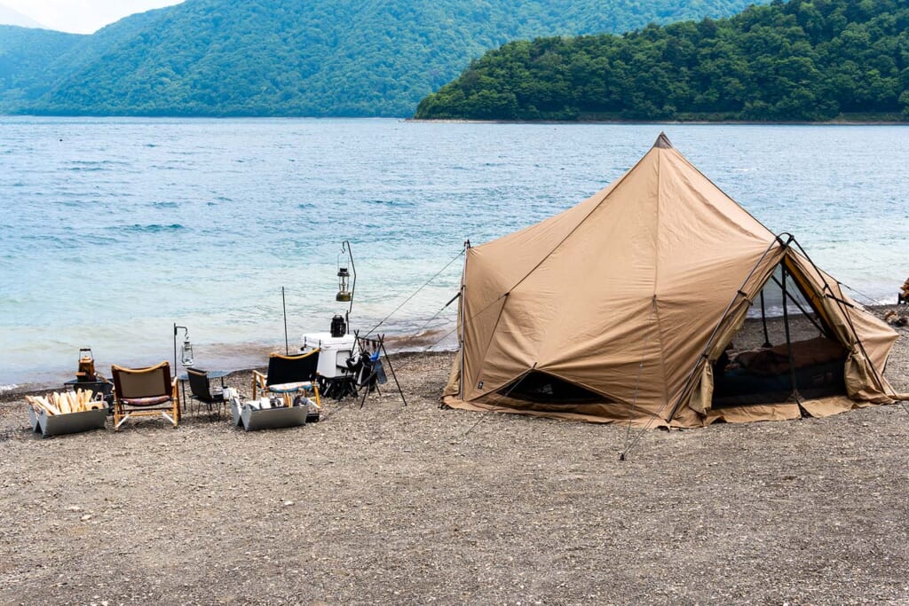 湖畔のキャンプサイト