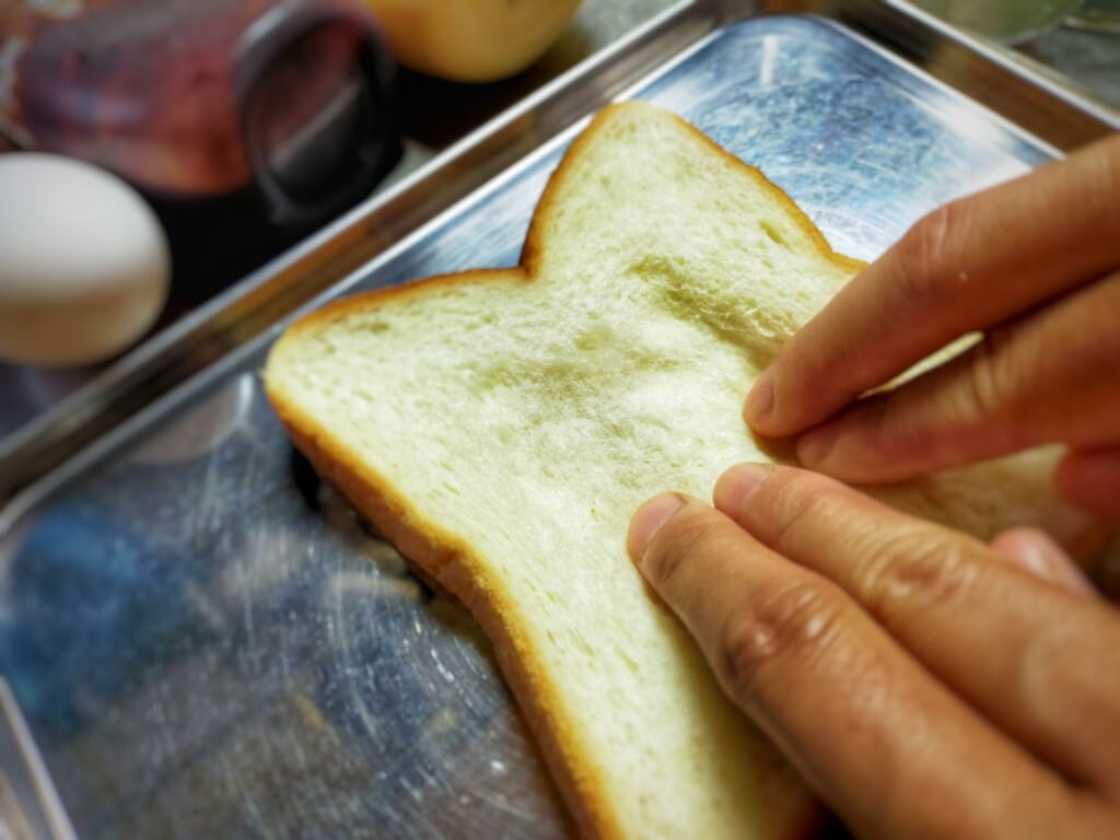 食パンを押す