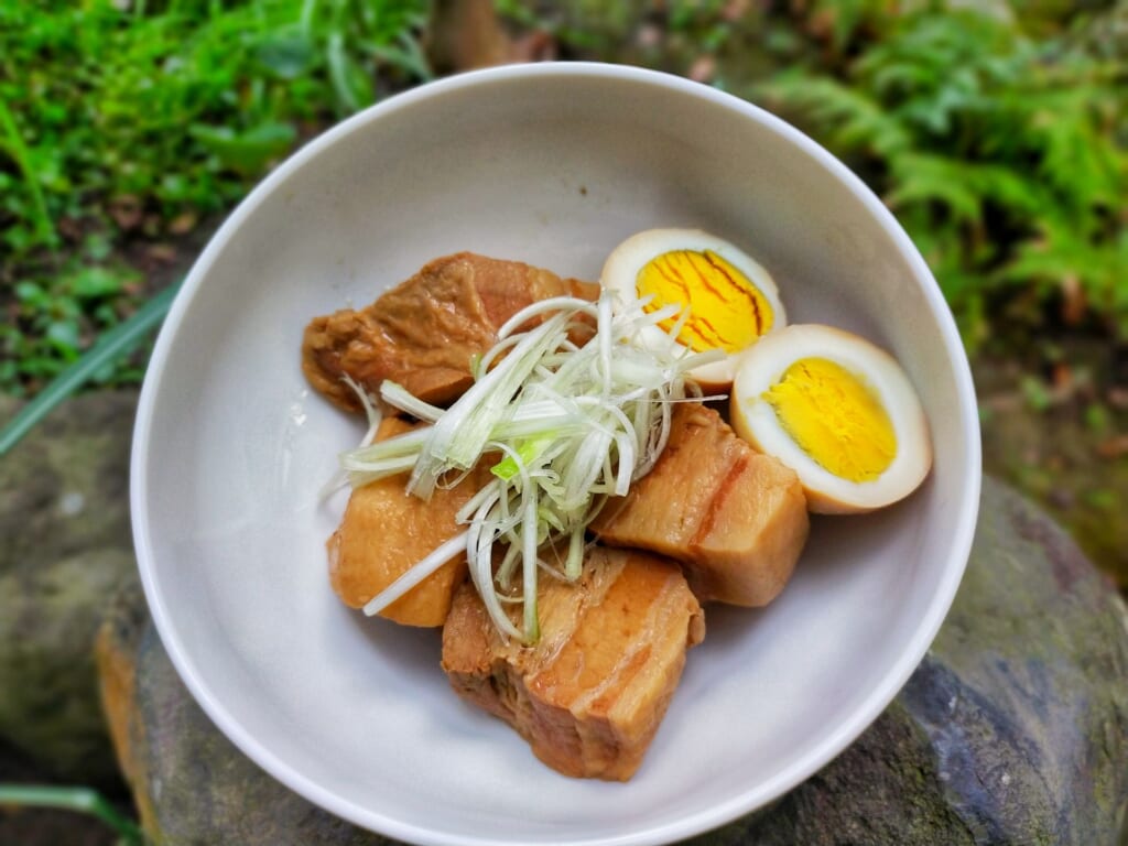 つけてみそかけてみそで煮付けた豚の角煮