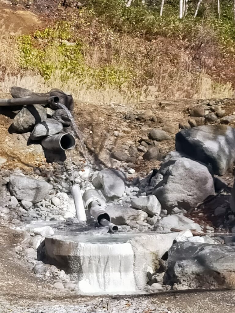 平床大噴泉下の土管の湯