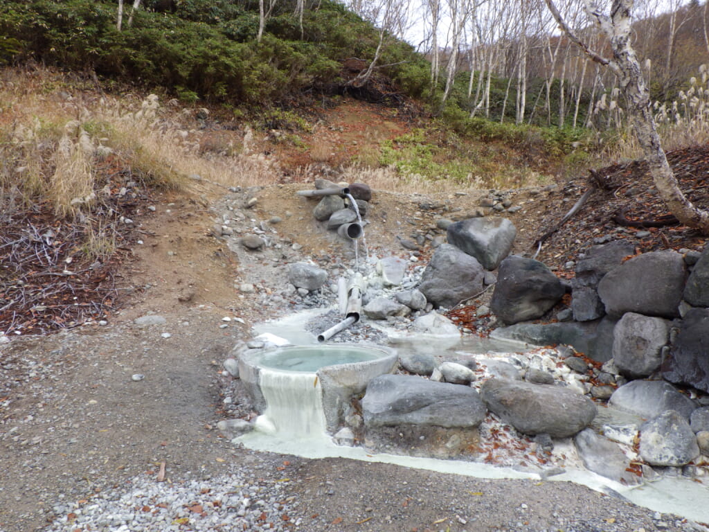 平床大噴泉下の土管の湯