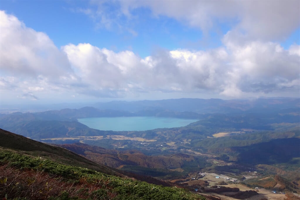 標高1545mの片倉岳展望台から遠望する田沢湖