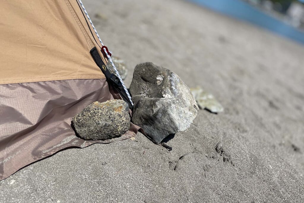 砂浜のテント設営