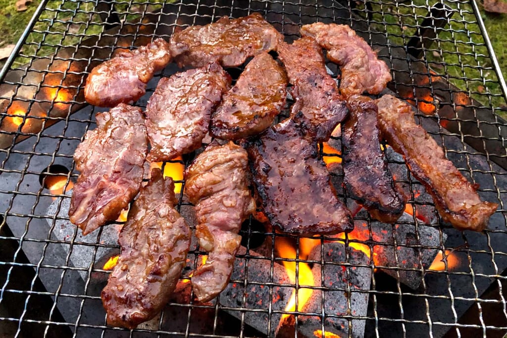 熾き火で調理したお肉