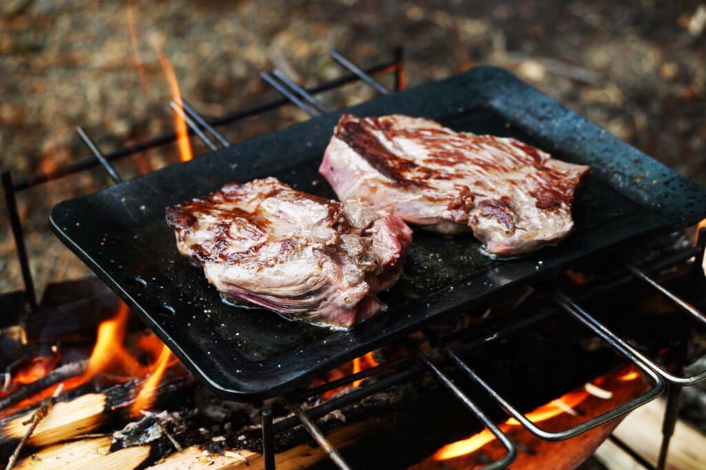 真っ赤な熾き火で焼いたステーキ