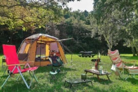 ドーム型テントのキャンプサイト