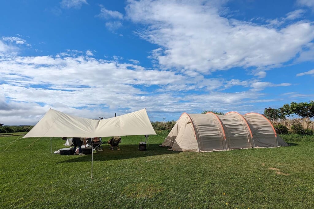カマボコ型のテントとタープ