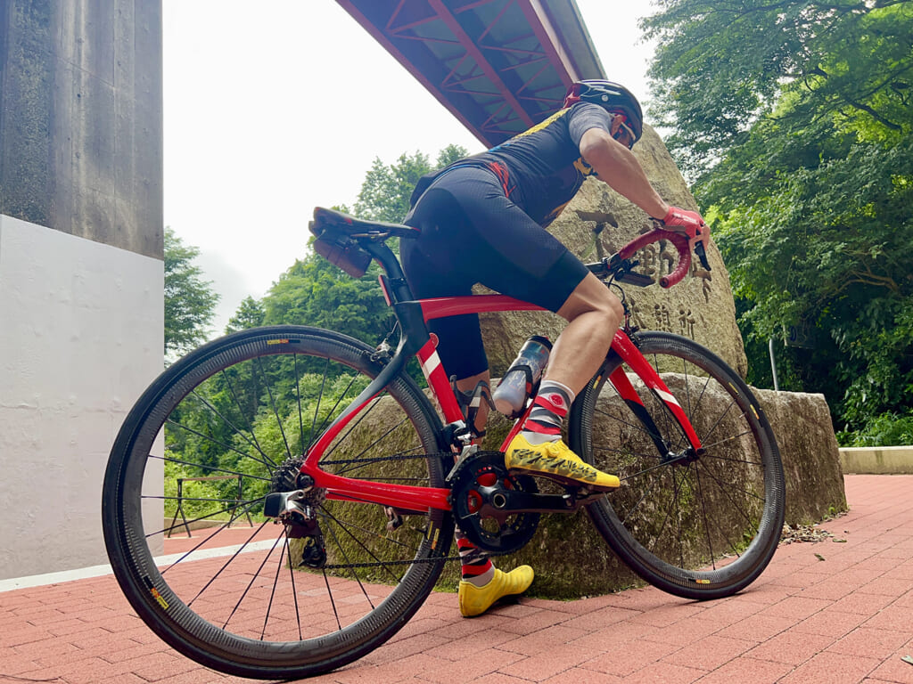 自転車で漕ぎ出すところ