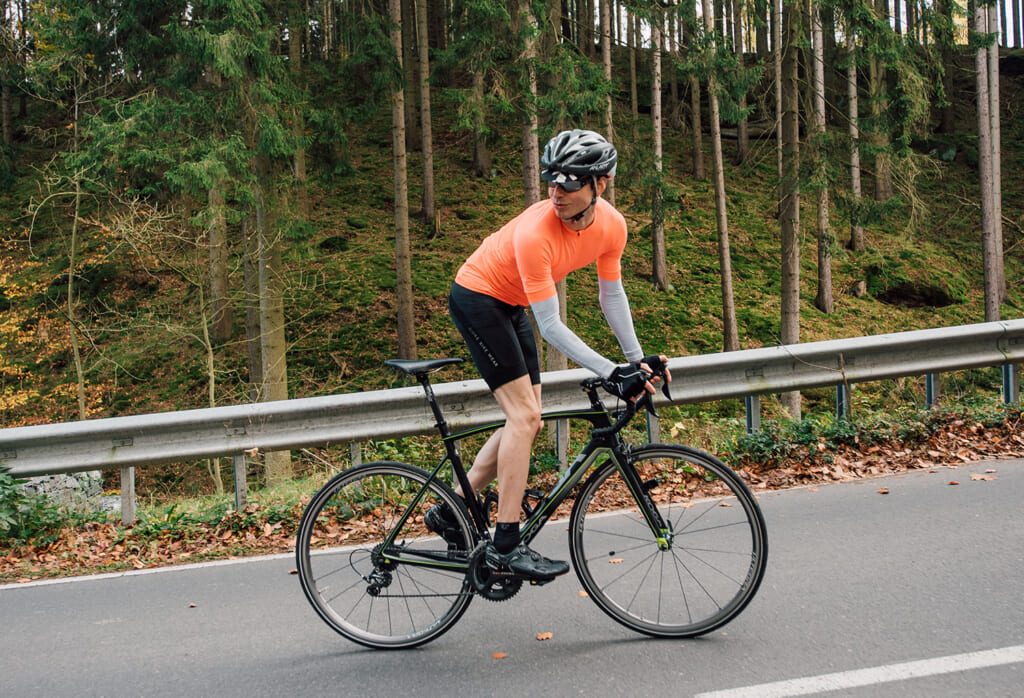 自転車で後方をチェック