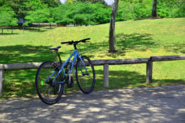 木陰に停車しているクロスバイク