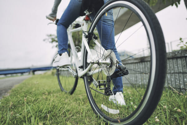 自転車を漕ぎ出そうとしている人