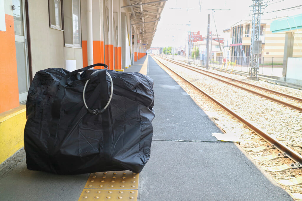 輪行袋と駅のホーム