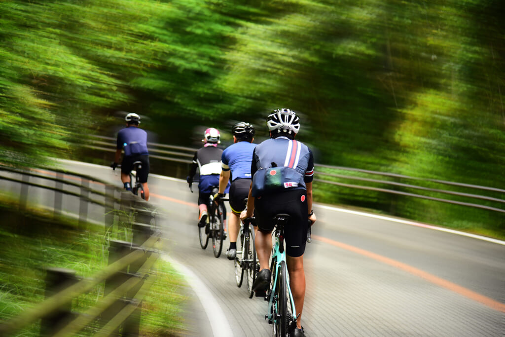 自転車でグループで走行中