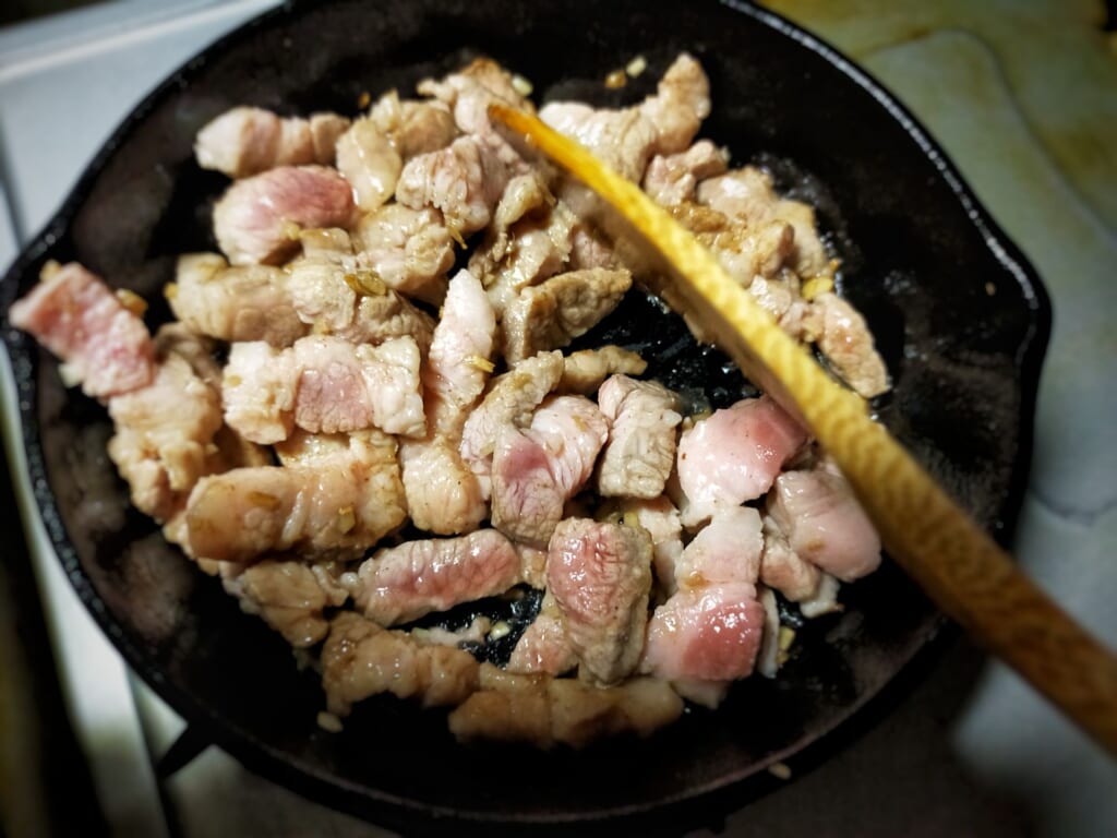 フライパンで豚肉を炒める
