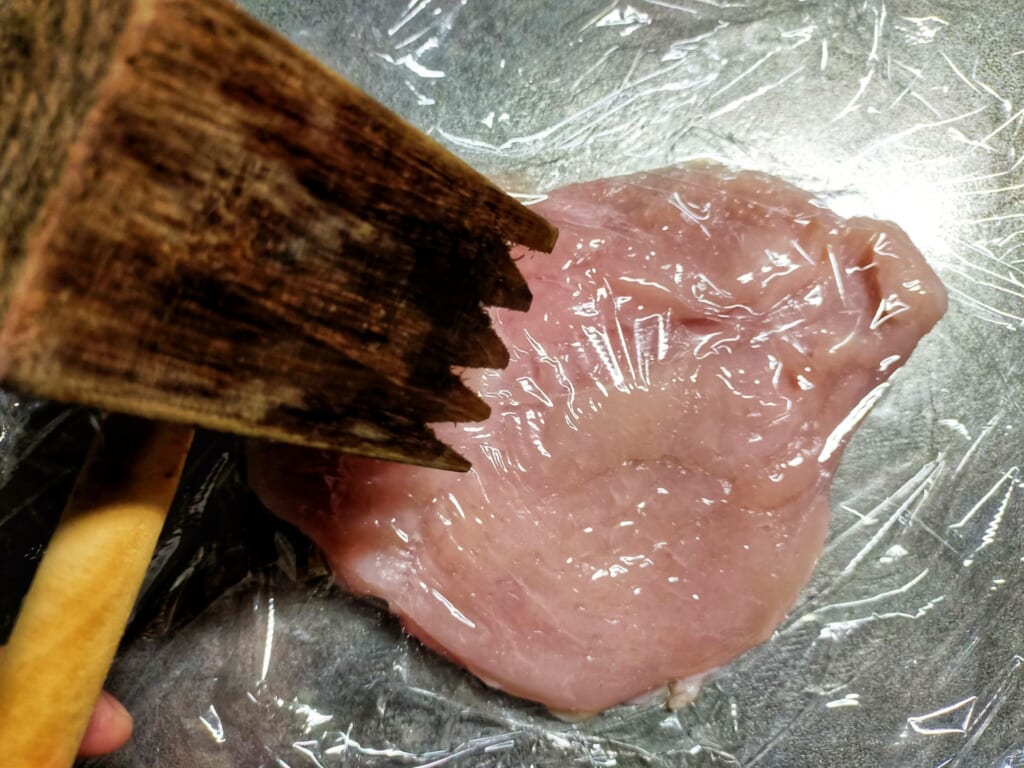 肉たたきで叩く