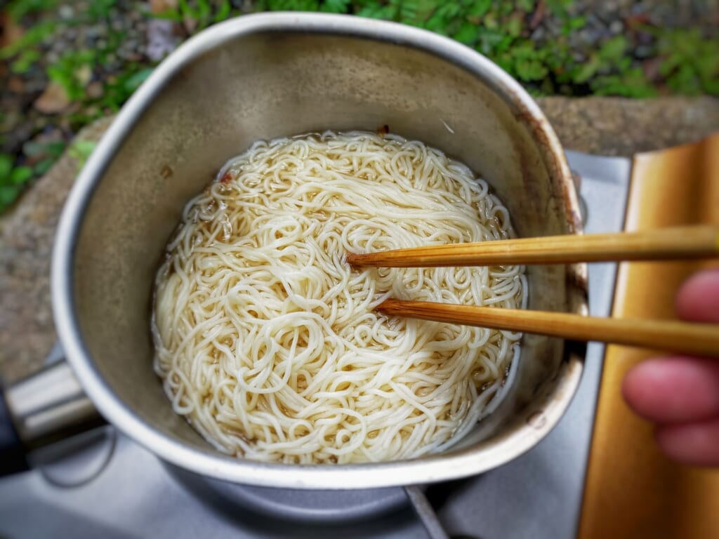 麺を茹でる