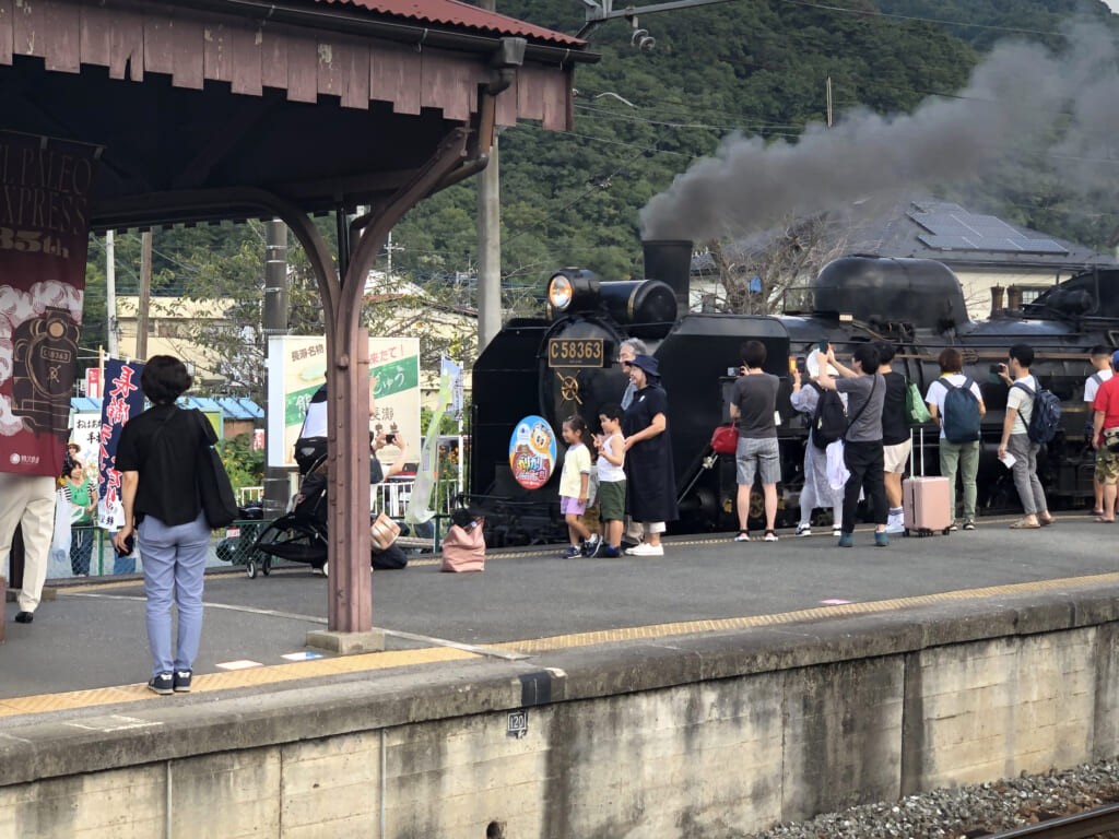 長瀞駅に停車する蒸気機関車