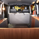 【画像】載せるだけで車中泊仕様の出来上がり!?「ハイエース用取り外し式内装キット」の中身とは 〜 画像1