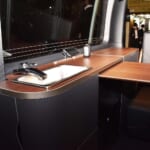 【画像】載せるだけで車中泊仕様の出来上がり!?「ハイエース用取り外し式内装キット」の中身とは 〜 画像1