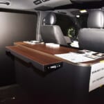 【画像】載せるだけで車中泊仕様の出来上がり!?「ハイエース用取り外し式内装キット」の中身とは 〜 画像1