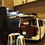 【画像】載せるだけで車中泊仕様の出来上がり!?「ハイエース用取り外し式内装キット」の中身とは 〜 画像1