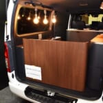 【画像】載せるだけで車中泊仕様の出来上がり!?「ハイエース用取り外し式内装キット」の中身とは 〜 画像1