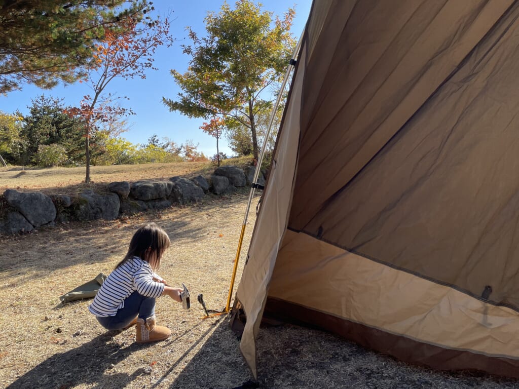 ペグ打ちを手伝う女の子