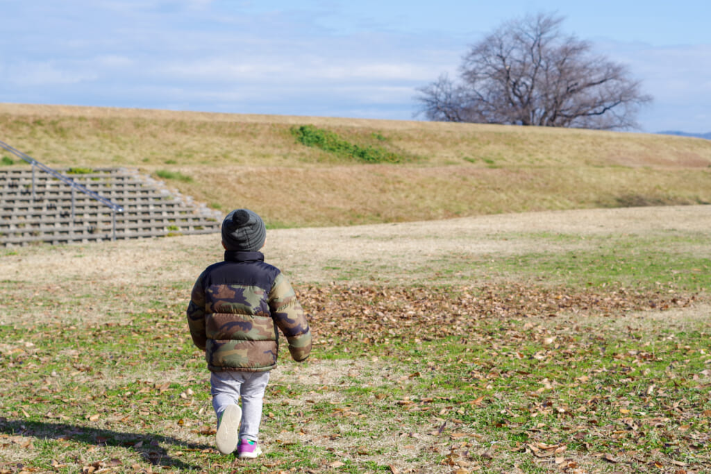 キャンプ場で散歩する子ども