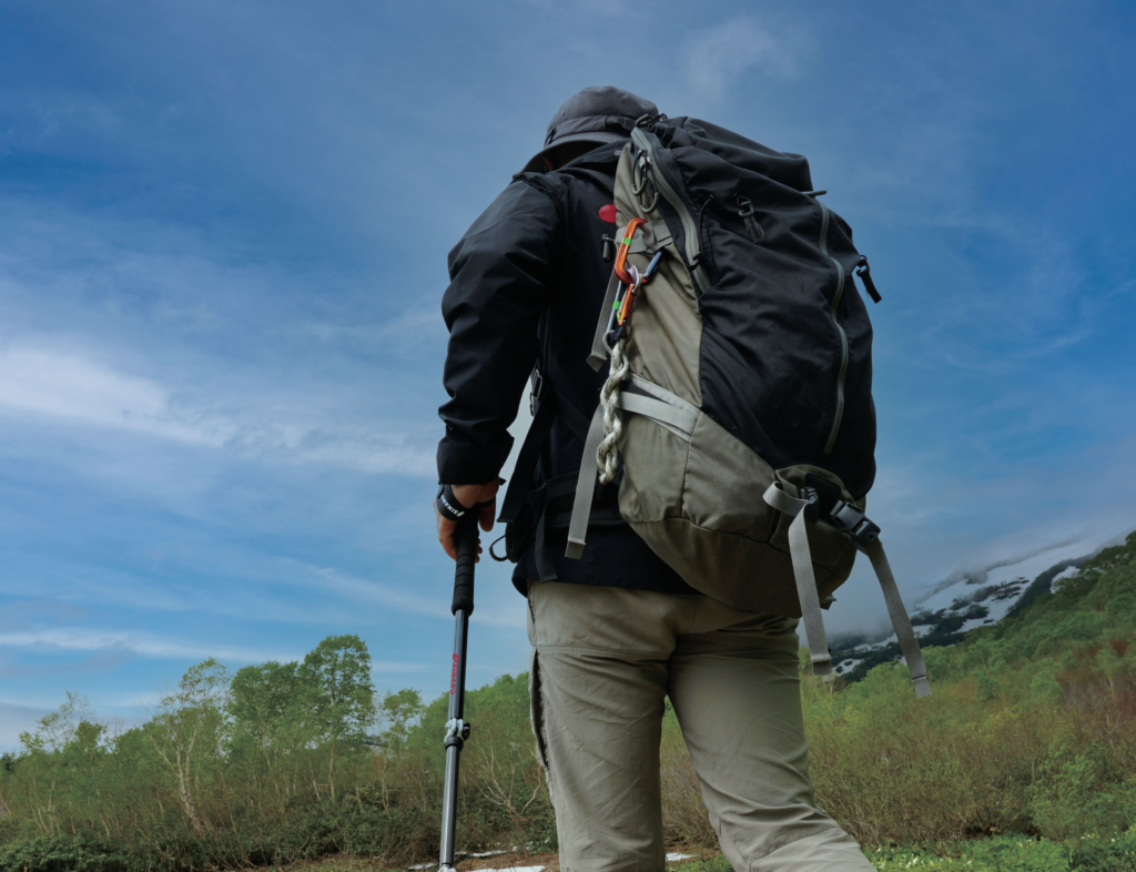 登山で歩く人イメージ