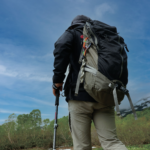 登山で歩く人イメージ