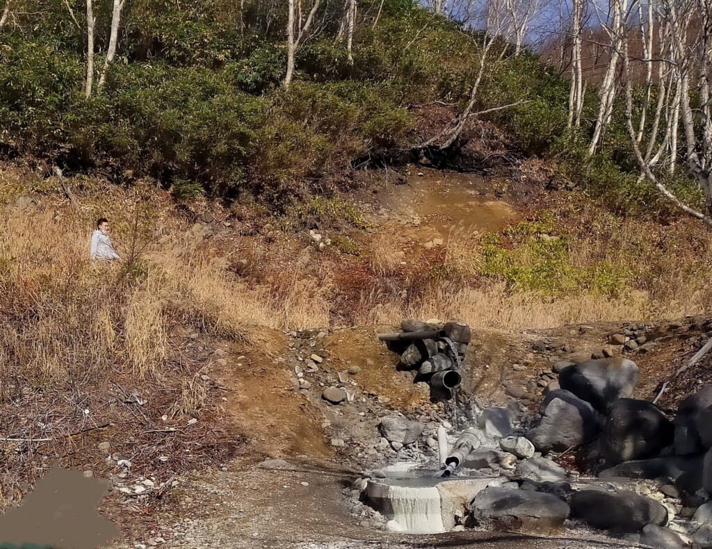 平床大噴泉下の土管の湯