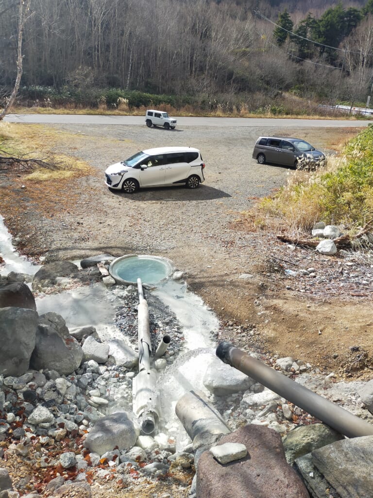 平床大噴泉下の土管の湯