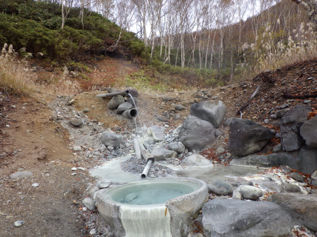 平床大噴泉下の土管の湯