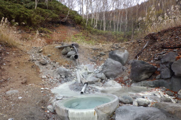 平床大噴泉下の土管の湯