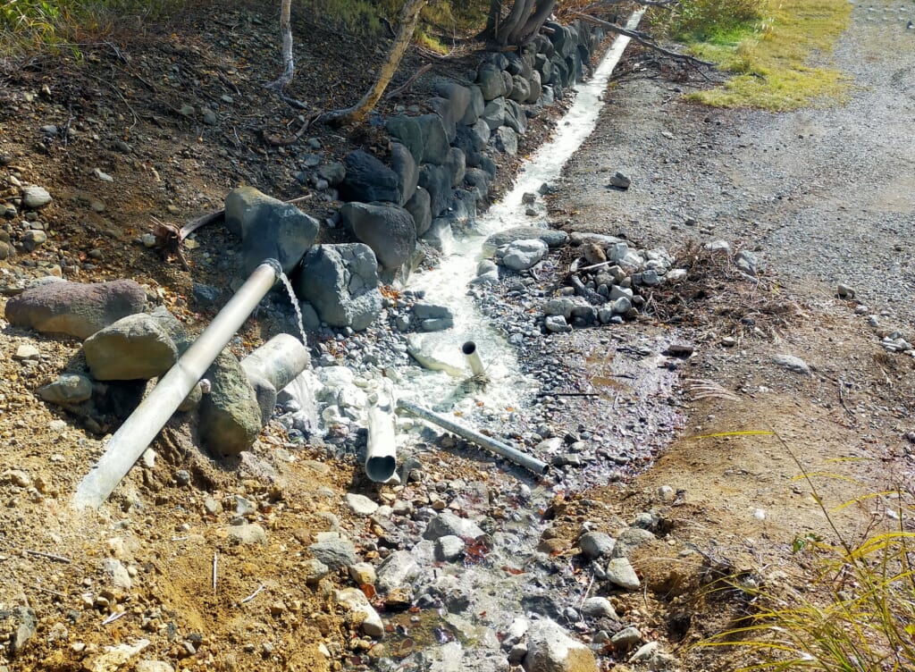 平床大噴泉下の土管の湯