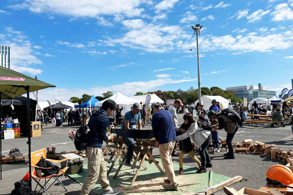 TOKYO OUTDOOR MARKET 2023の丸太切り体験