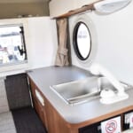 【画像】ソロ車中泊でも安心！　女性のひとり旅のよき相棒になる「軽キャンピングカー」はメリットばかり 〜 画像1
