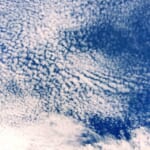【画像】空に浮かぶ雲の正体は何？ 　雲のことを知って雲と仲良くなる「雲の図鑑」〜vol.09〜うろこぐも 〜 画像1